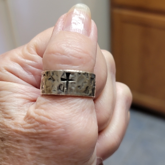 James Avery Mens Ring 9.5 Heavy solid hammered ring in very good condition